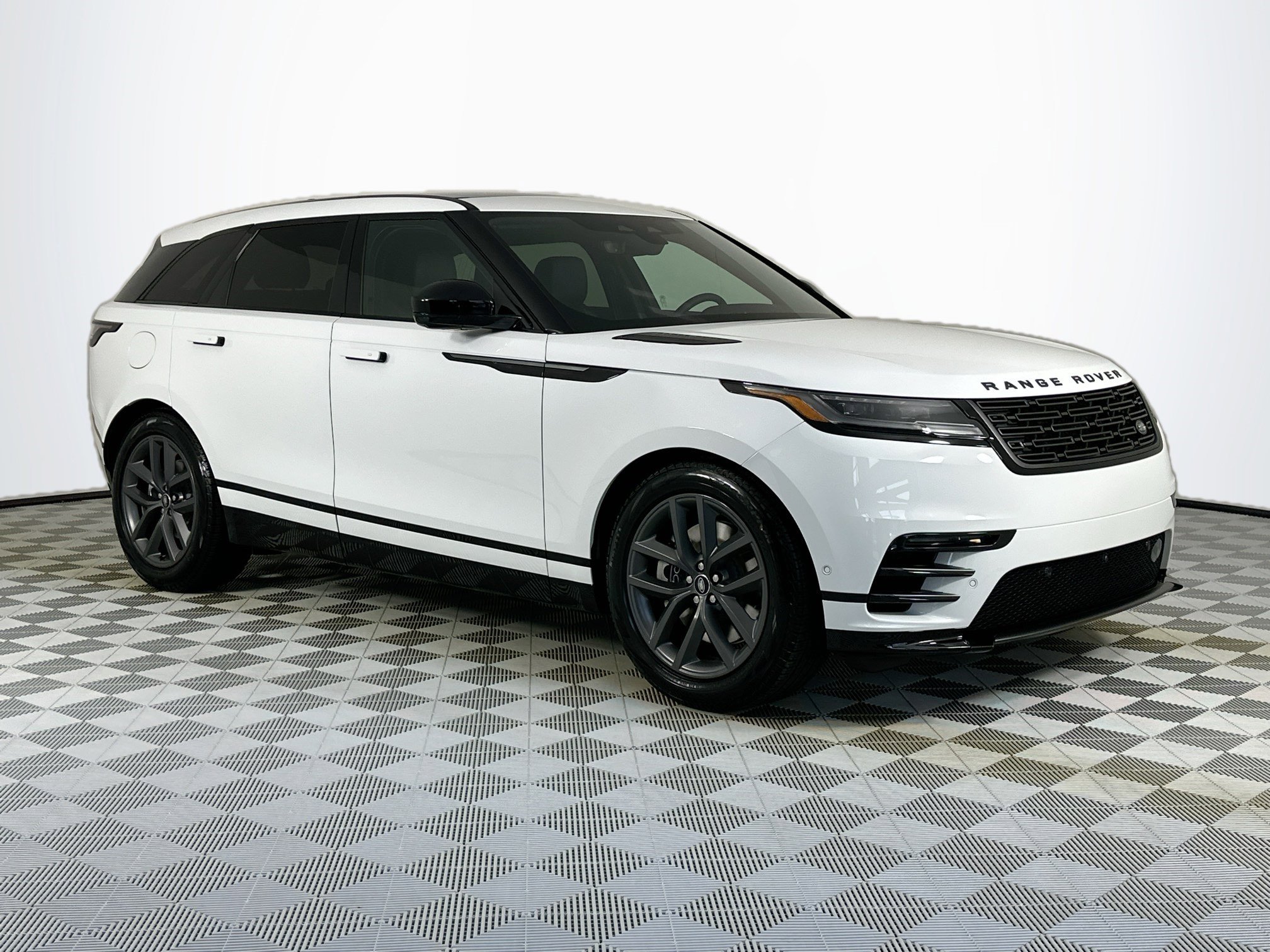 Used 2026 Land Rover Range Rover Velar Dynamic SE image 3
