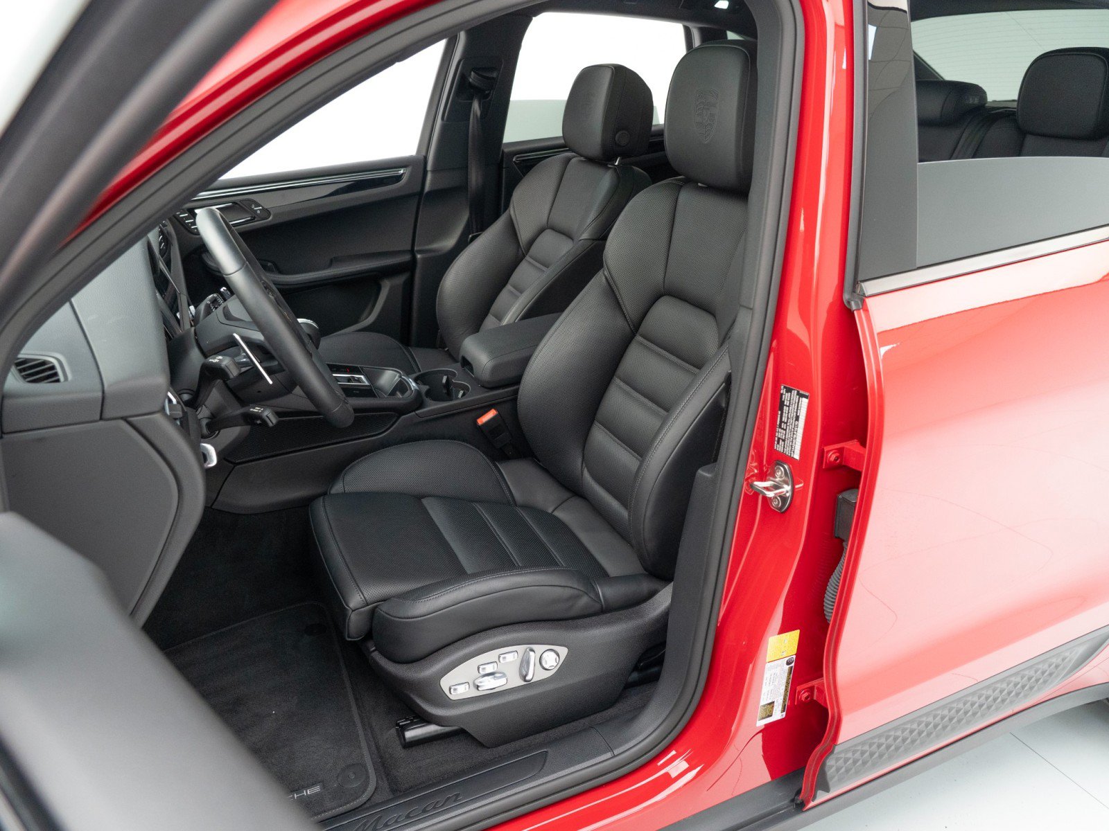 Certified 2025 Porsche Macan AWD/4WD image 5