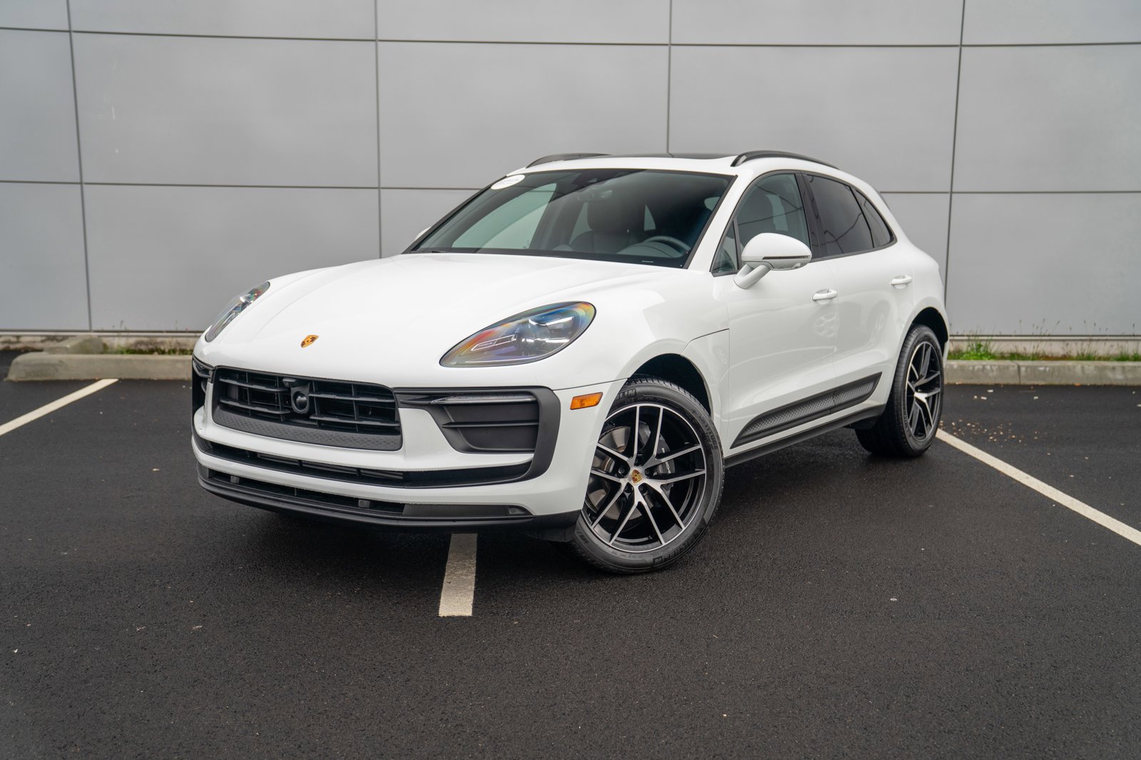 Certified 2025 Porsche Macan image 1