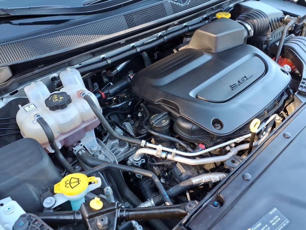 Certified 2024 Chrysler Pacifica Touring-L image 32