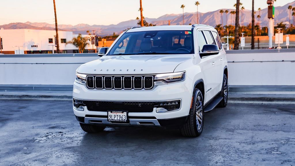 Certified 2024 Jeep Wagoneer Series II w/ Flexible Seating Group image 14