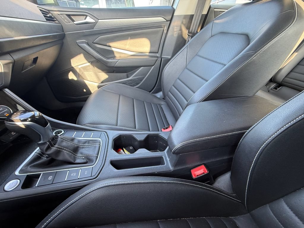 Used 2024 Volkswagen Jetta SE FWD image 31