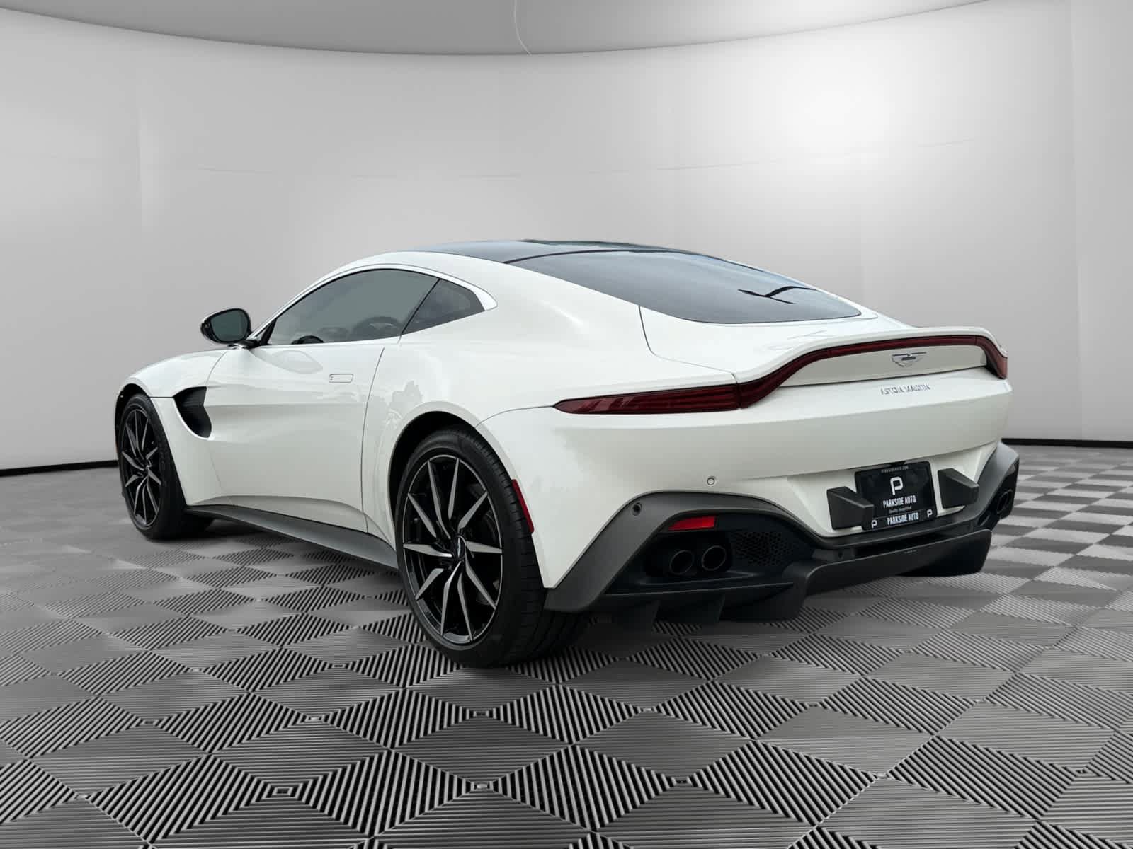 Used 2019 Aston Martin V8 Vantage Coupe RWD image 3