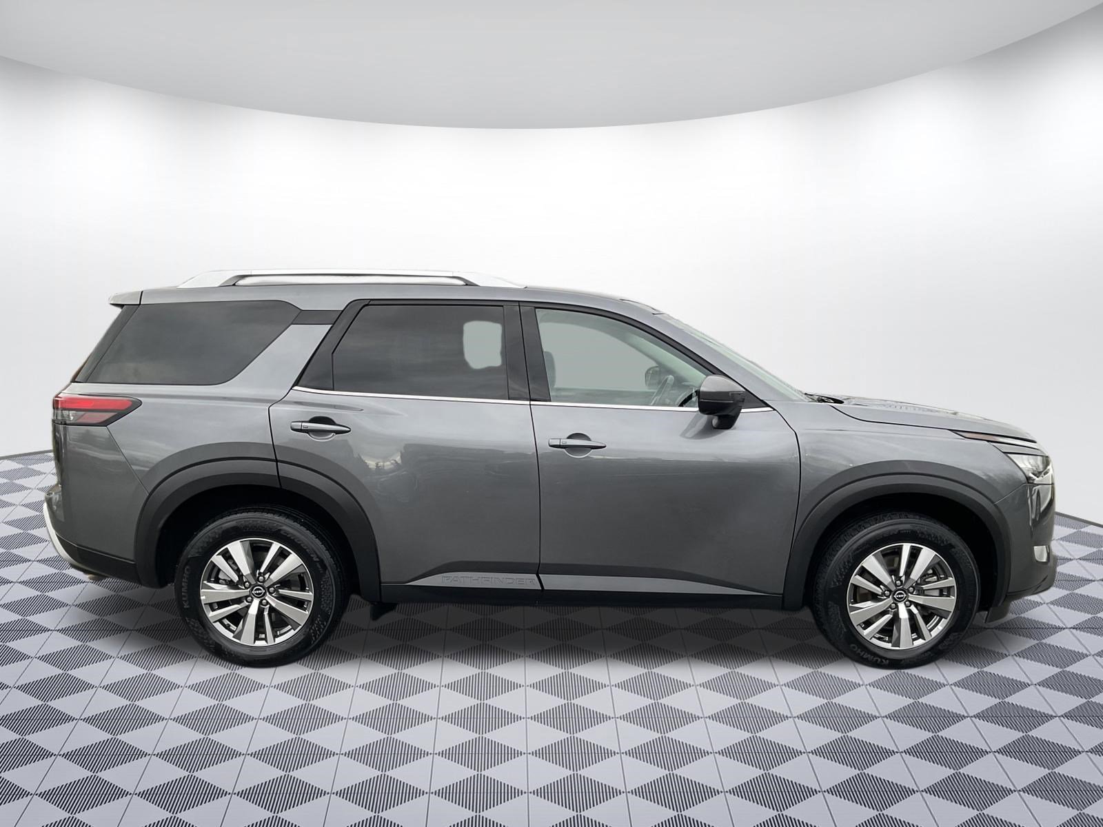 Used 2025 Nissan Pathfinder SL image 2
