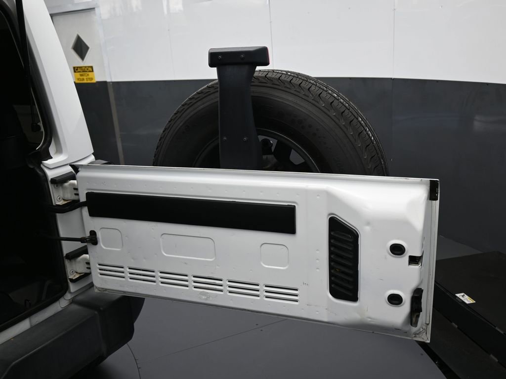 Used 2018 Jeep Wrangler Unlimited Sahara w/ Connectivity Group image 33