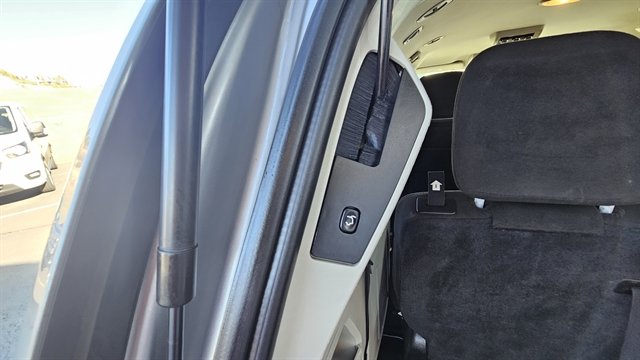 Used 2016 Dodge Grand Caravan SXT FWD image 29