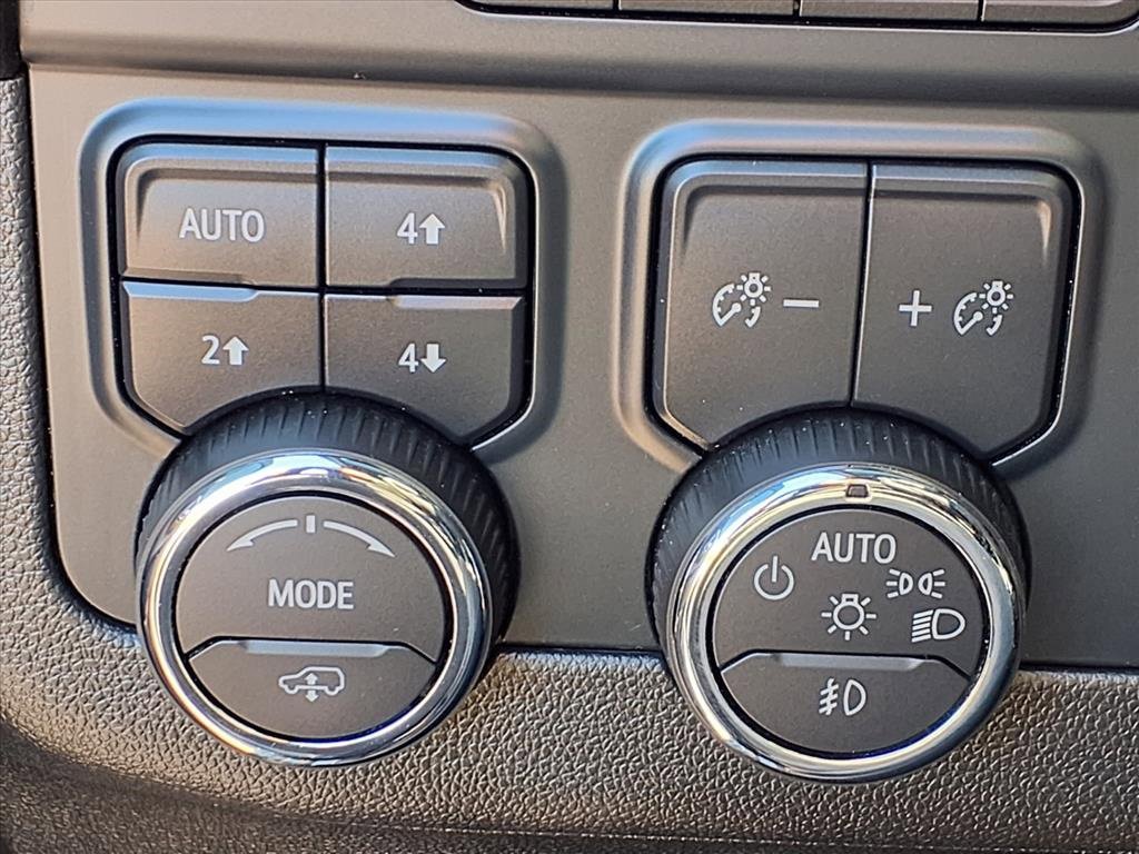 Used 2025 Chevrolet Suburban High Country image 9