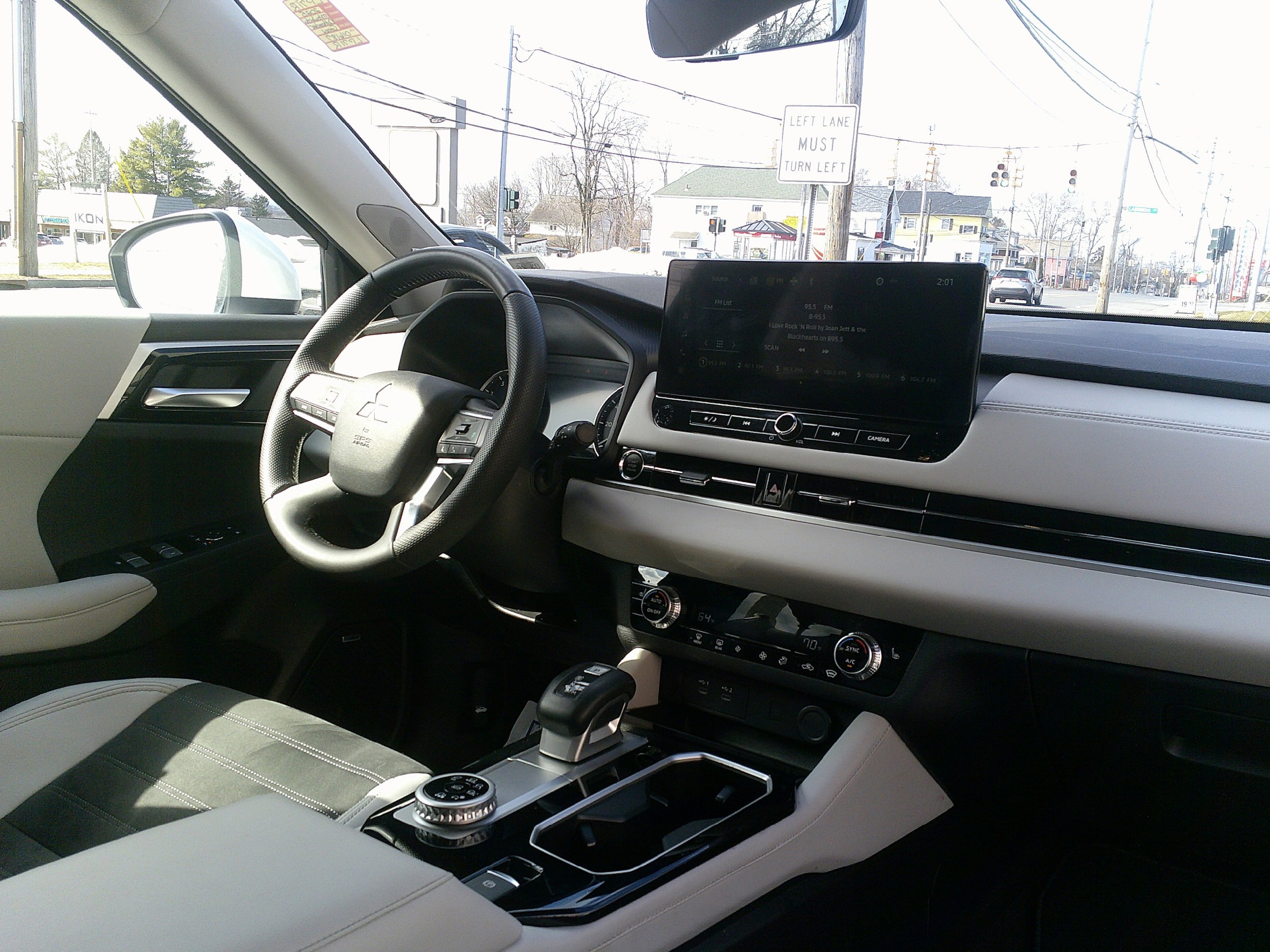 Used 2025 Mitsubishi Outlander SE image 23