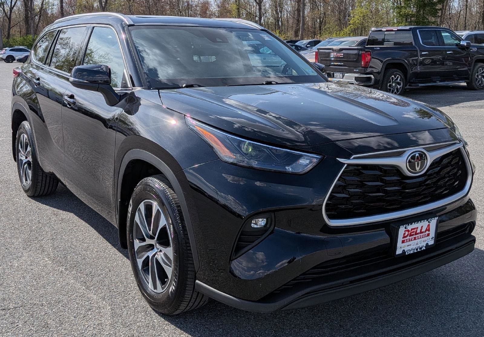 Used 2022 Toyota Highlander XLE AWD/4WD image 3