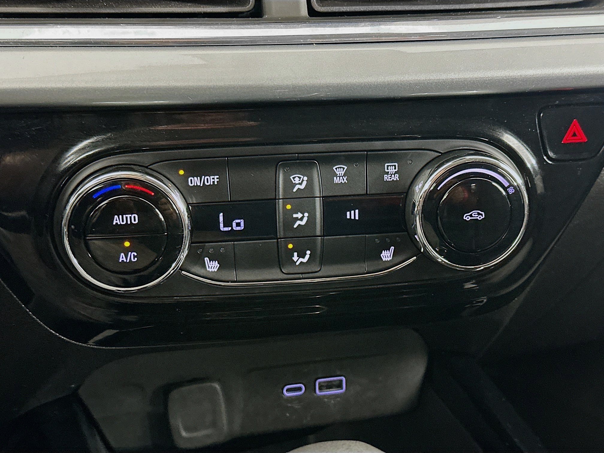 Used 2025 Chevrolet Trax LT w/ LT Convenience Package FWD image 23