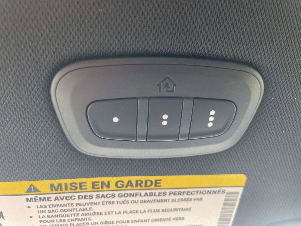 Used 2025 Chrysler Pacifica Select image 24