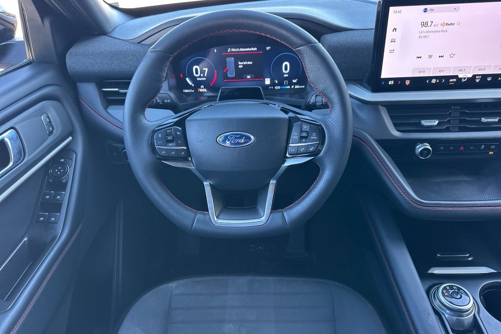 Used 2025 Ford Explorer ST-Line w/ ST-Line Street Pack image 13