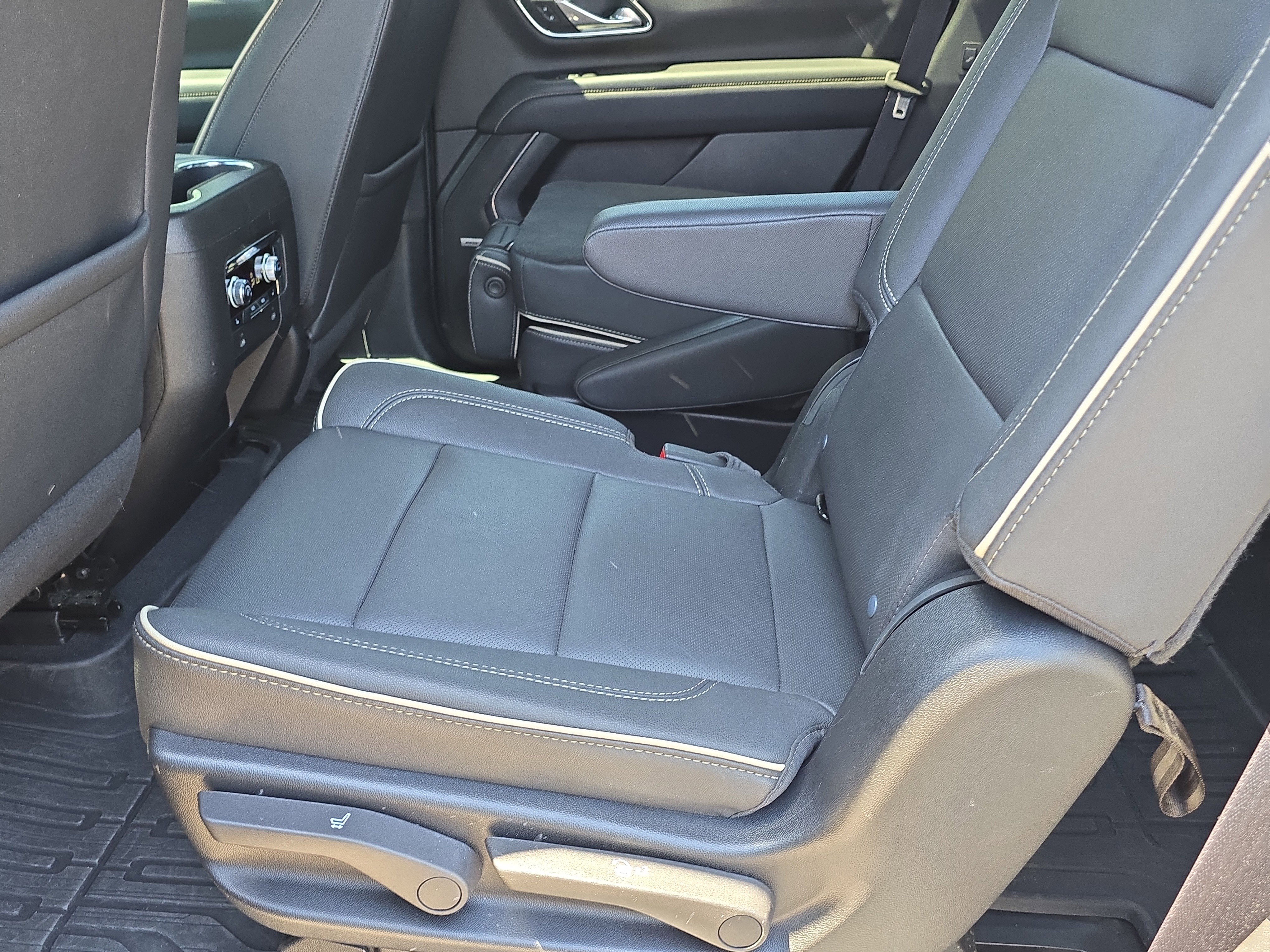 Used 2023 GMC Yukon SLT w/ SLT Luxury Package AWD/4WD image 17