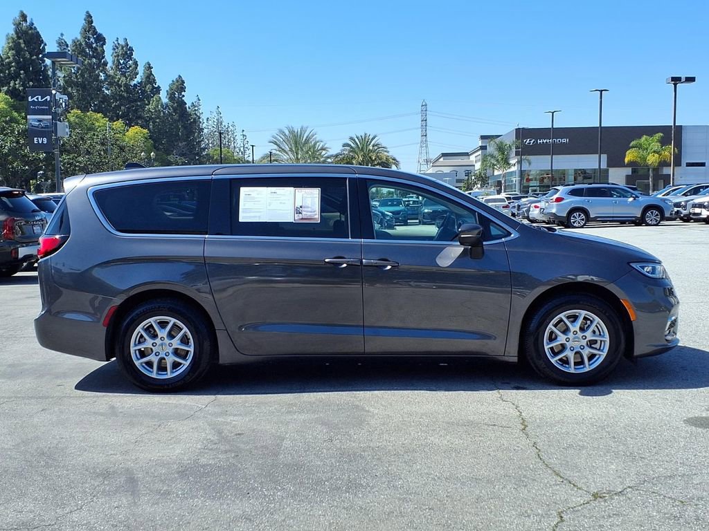 Used 2023 Chrysler Pacifica Touring-L image 6