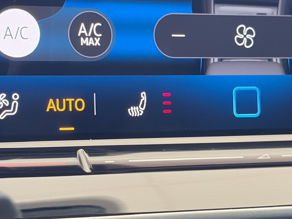 Certified 2025 Volkswagen Tiguan SE AWD/4WD image 28