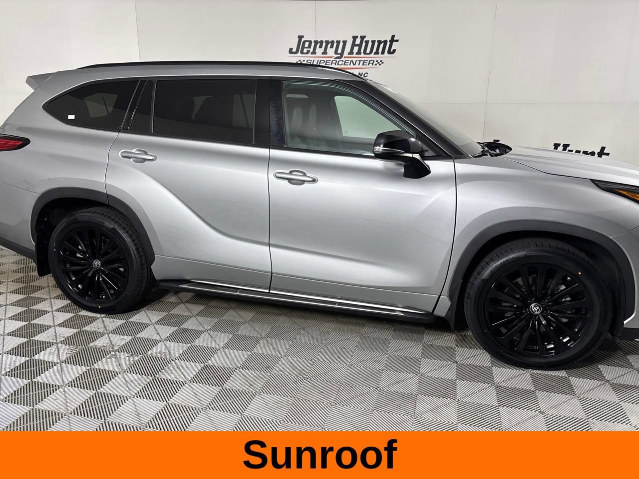 Used 2023 Toyota Highlander XSE FWD image 6