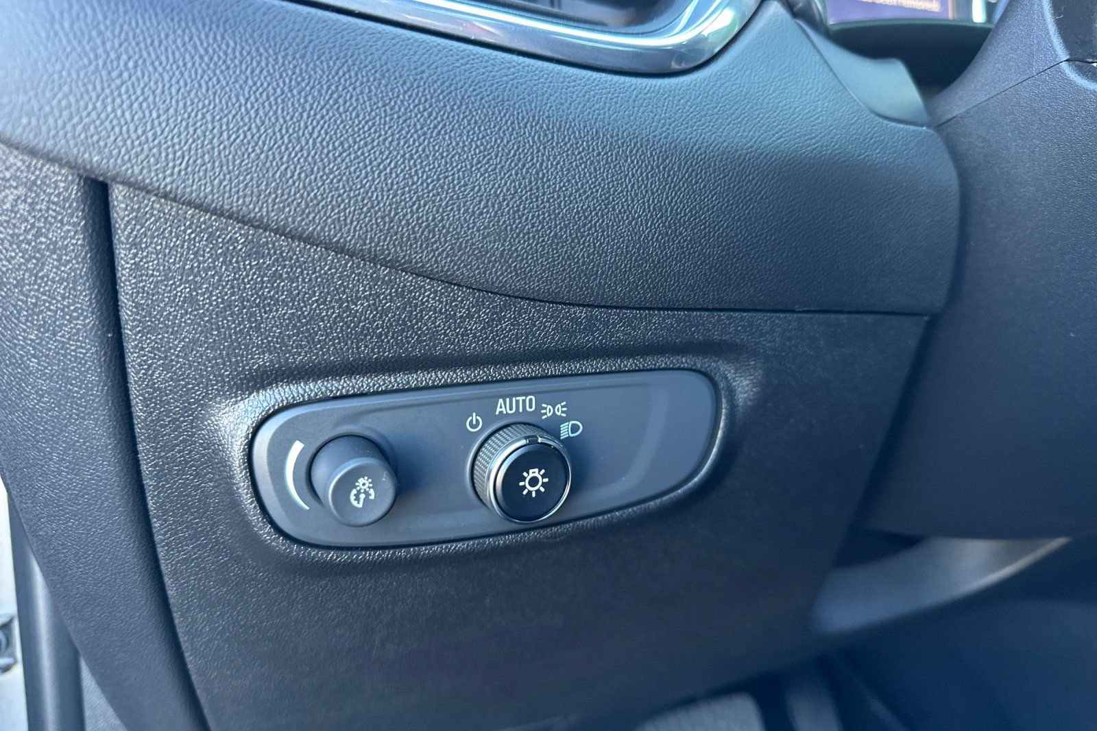 Used 2019 Chevrolet Equinox LT w/ Sun & Navigation Package image 33