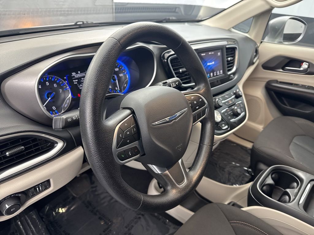 Used 2020 Chrysler Pacifica Touring image 9