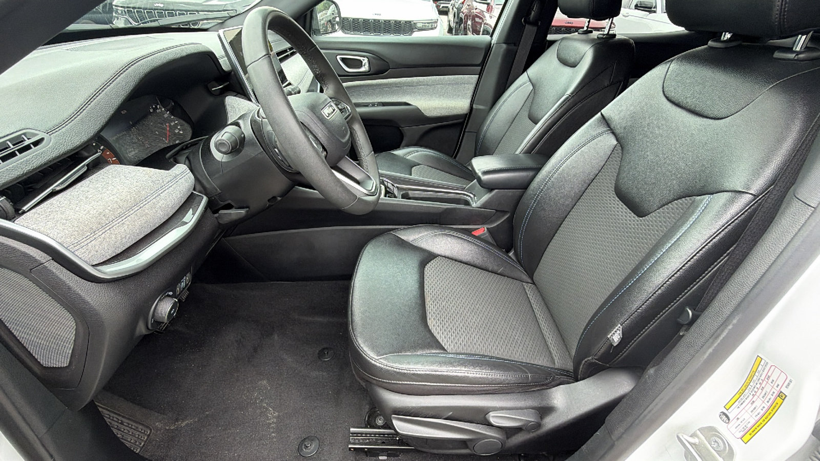 Used 2024 Jeep Compass Latitude AWD/4WD image 16