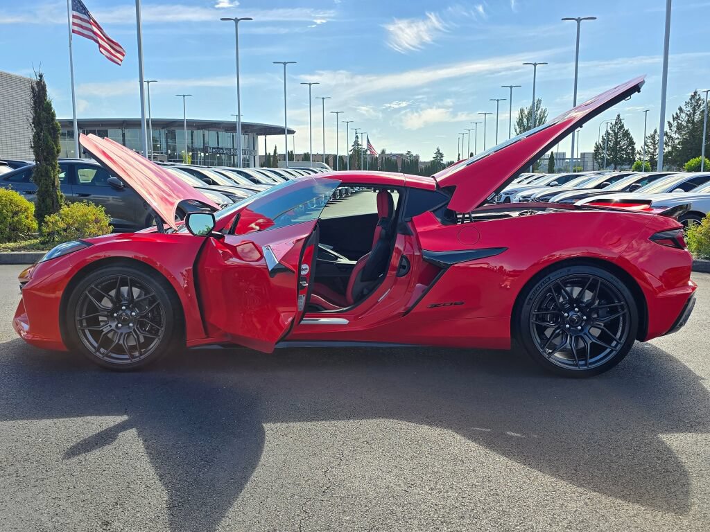 Used 2024 Chevrolet Corvette Z06 RWD image 11
