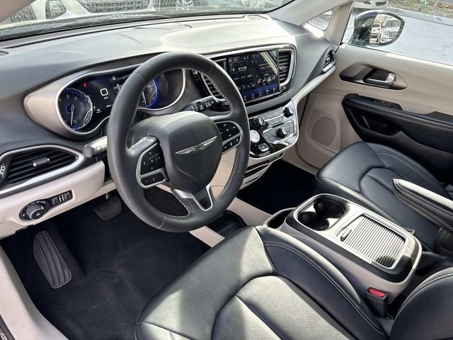 Used 2024 Chrysler Pacifica Touring-L image 18