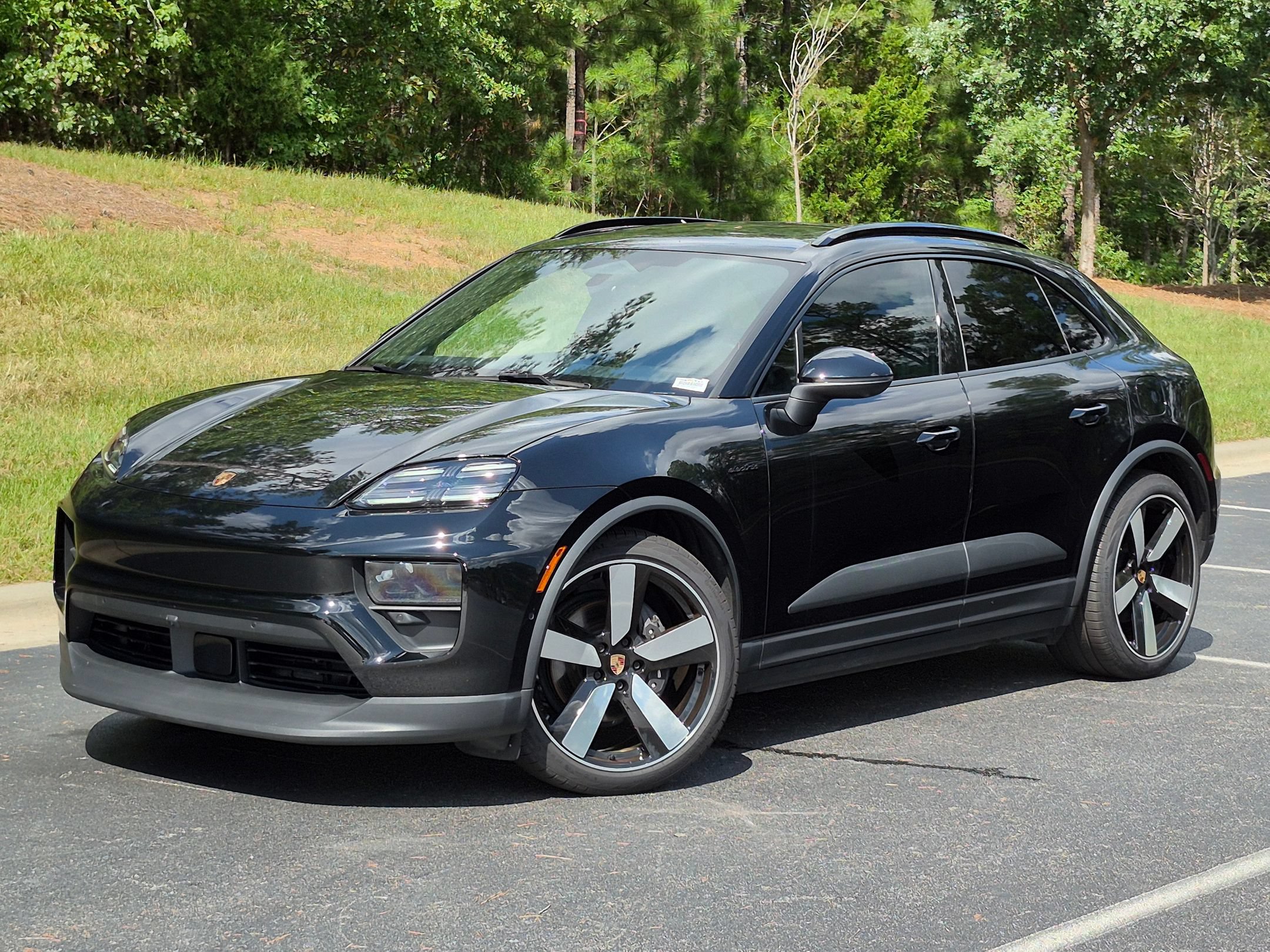 Certified 2025 Porsche Macan 4 Electric AWD/4WD image 1