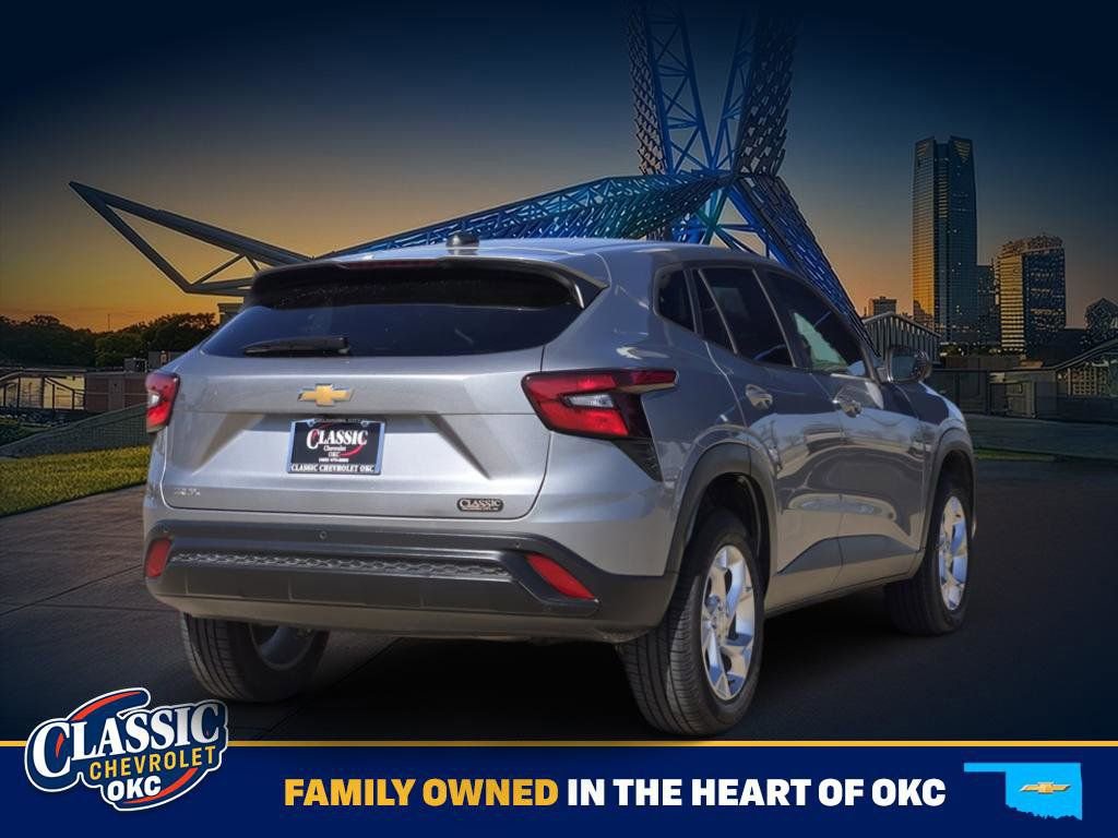 Used 2025 Chevrolet Trax LS w/ LS Convenience Package image 7