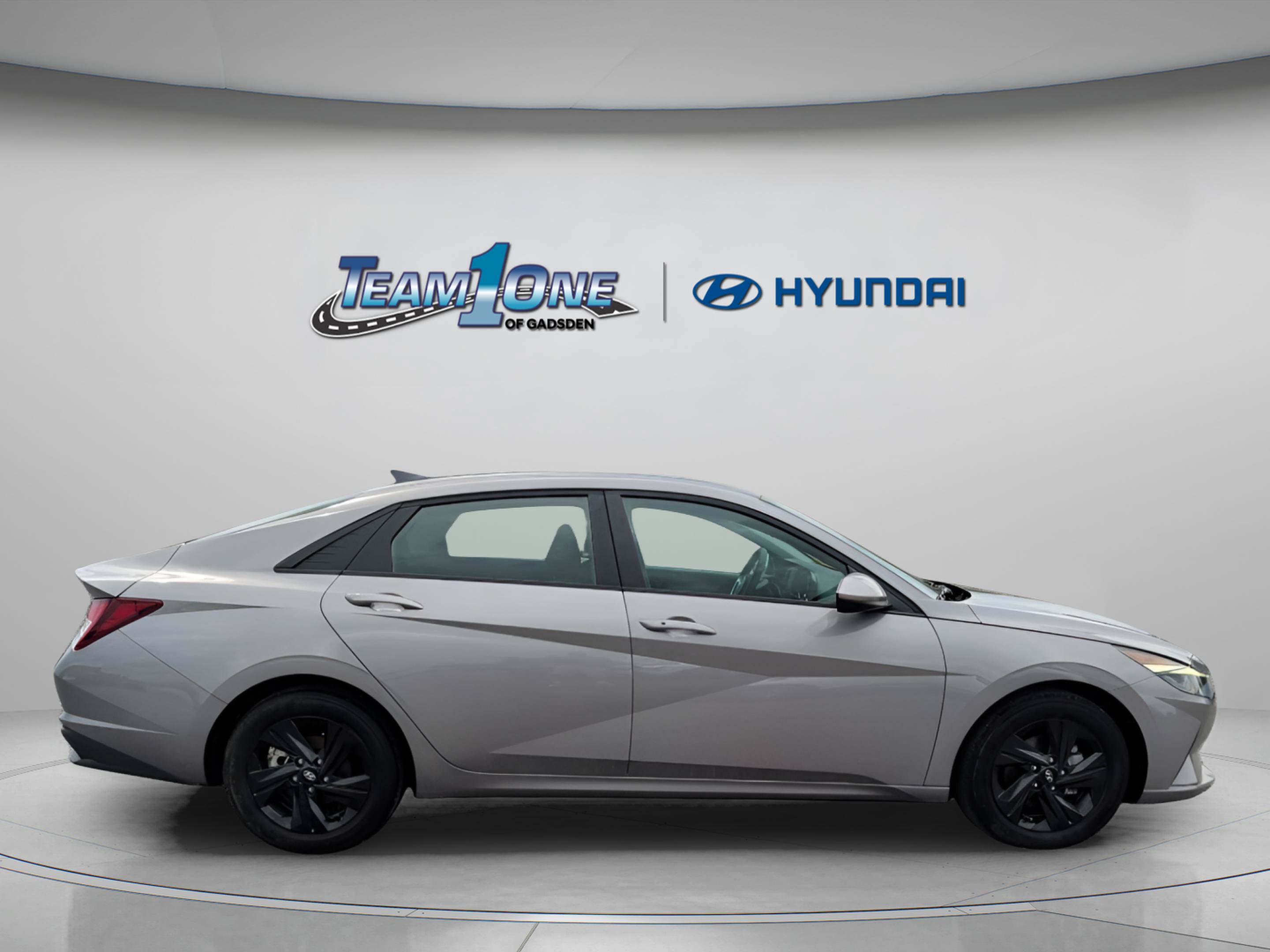 Used 2023 Hyundai Elantra SEL w/ Preferred Accessory Package FWD image 9