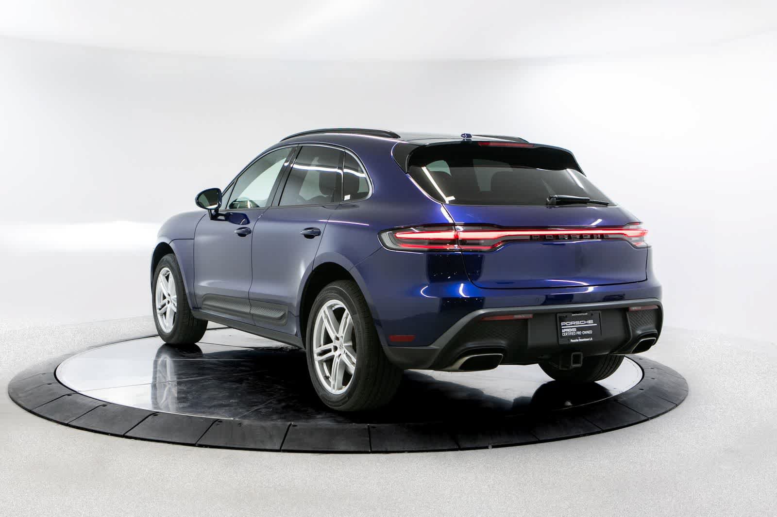 Certified 2023 Porsche Macan AWD/4WD image 3