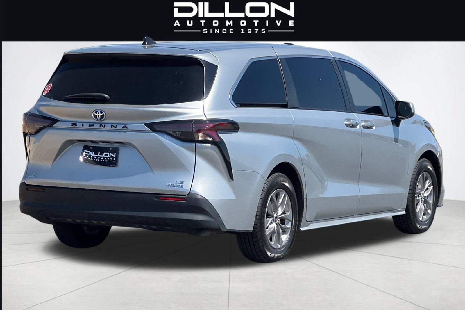 Used 2024 Toyota Sienna LE AWD/4WD image 4