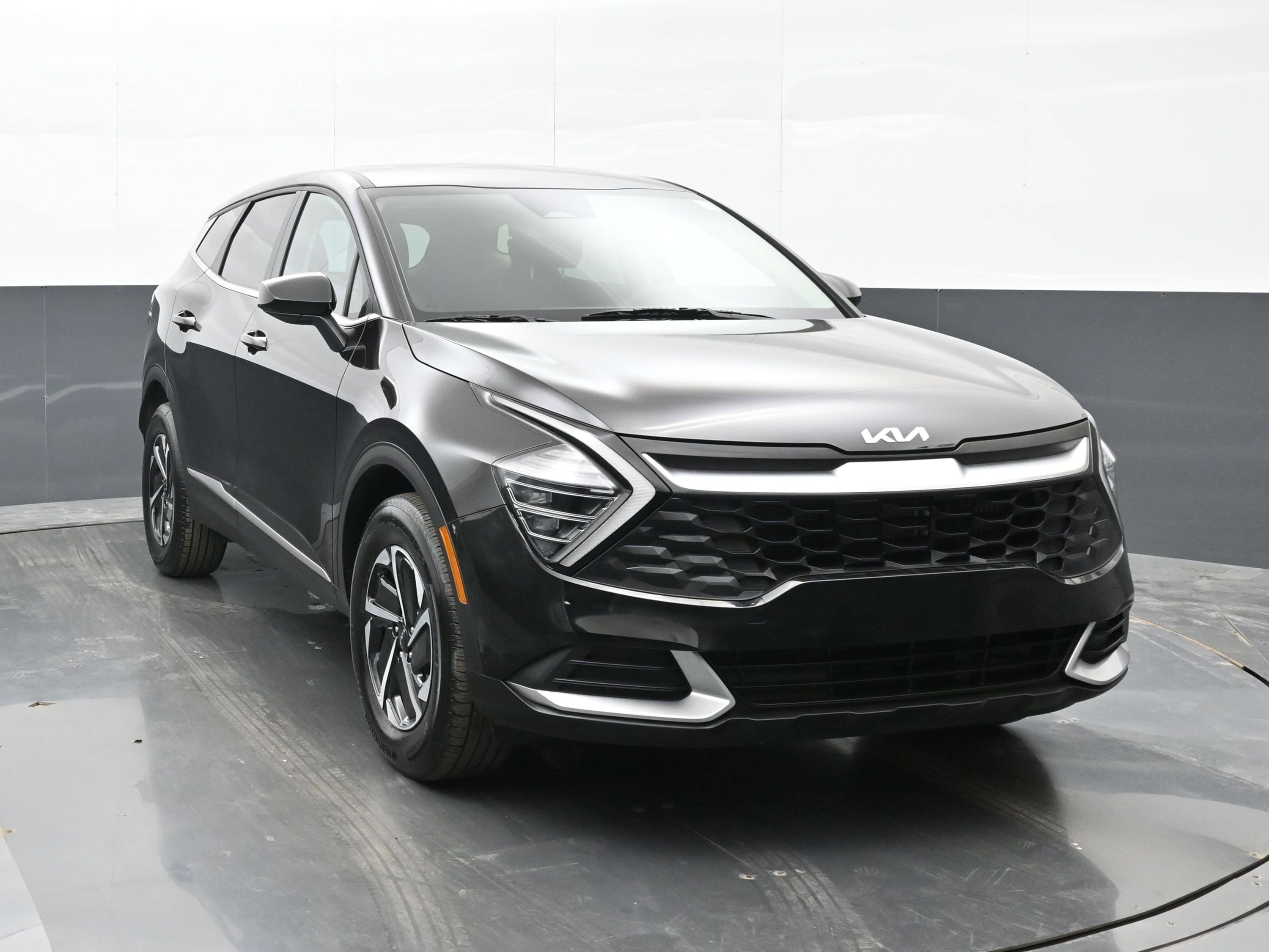 Used 2025 Kia Sportage LX image 3