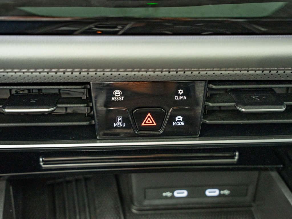 Used 2025 Volkswagen Atlas Peak Edition SE AWD/4WD image 37