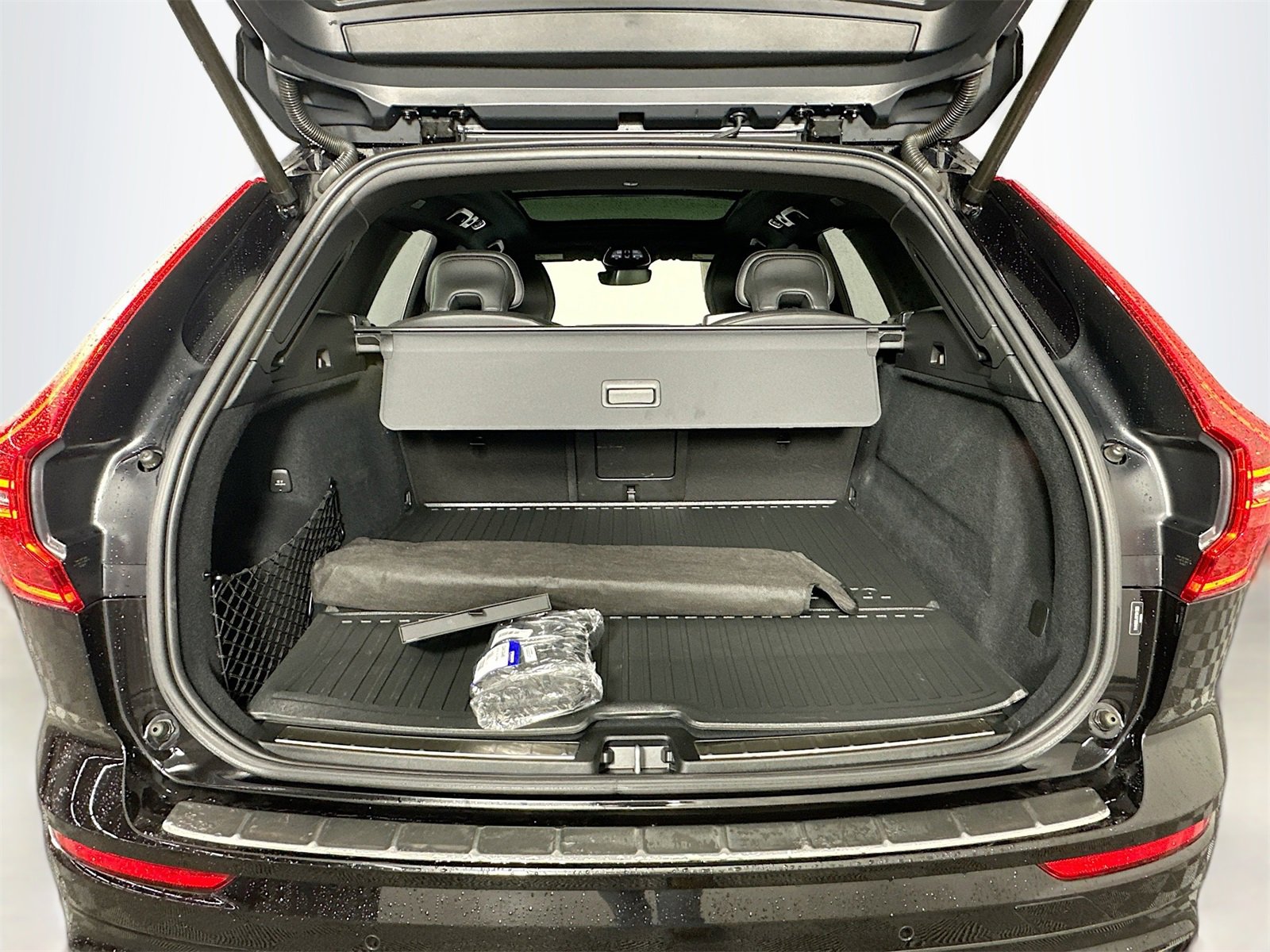 Used 2024 Volvo XC60 T8 Ultimate w/ Protection Package Premier image 28