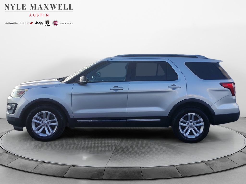 Used 2017 Ford Explorer XLT image 11