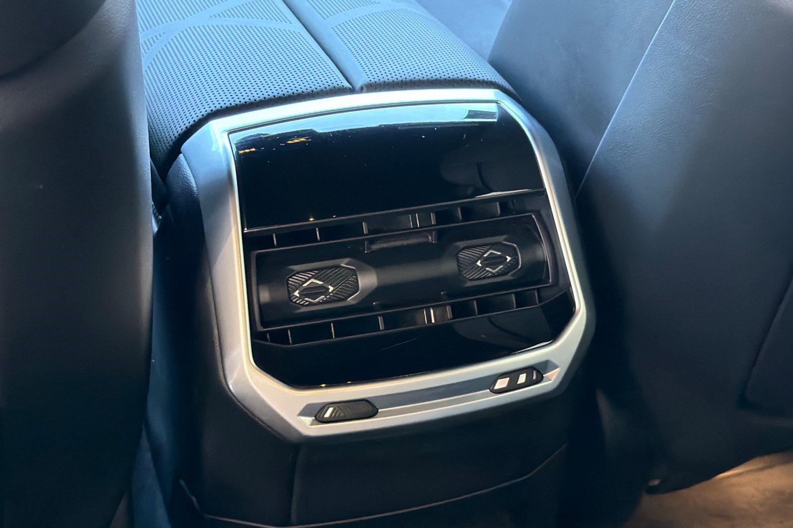 Used 2023 BMW i7 xDrive60 w/ Executive Package 2 AWD/4WD image 16