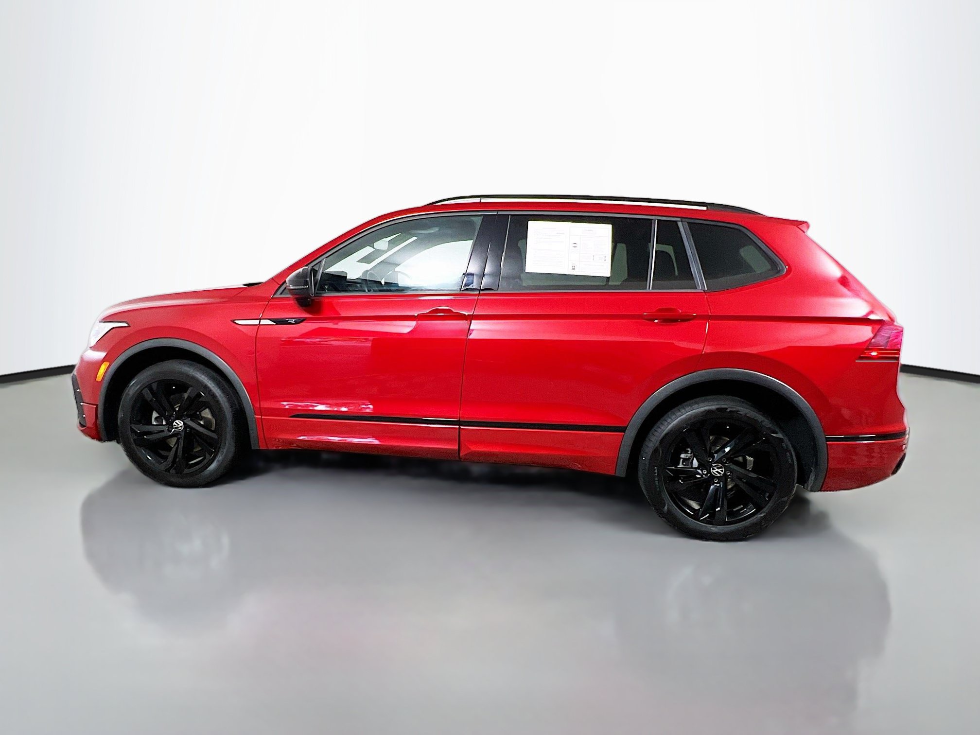 Used 2024 Volkswagen Tiguan SE R-Line FWD image 9