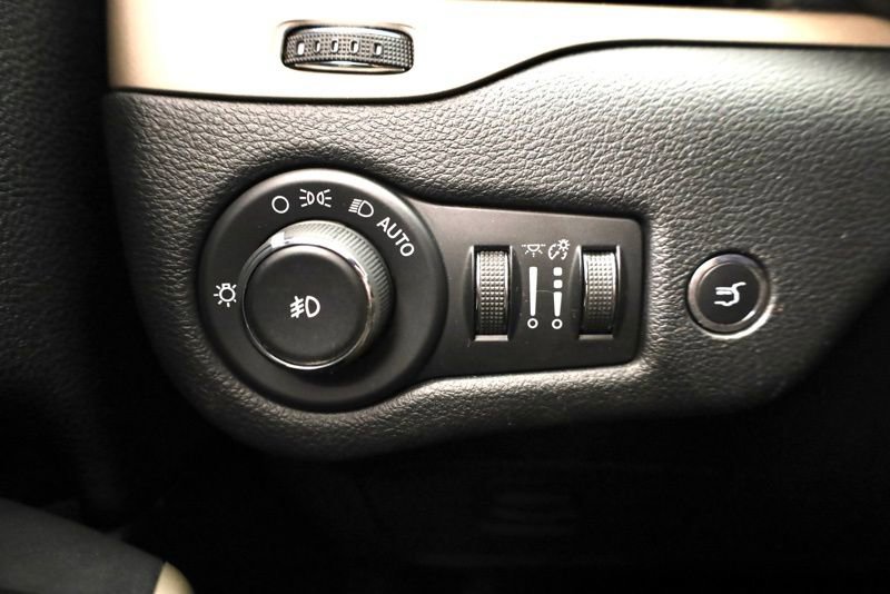 Used 2018 Jeep Cherokee Limited image 28