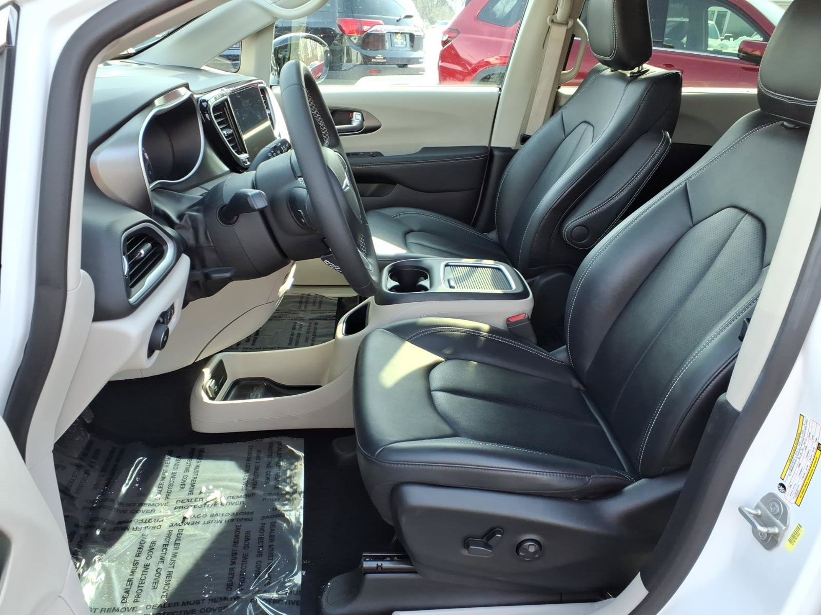 Used 2024 Chrysler Pacifica Touring-L image 4