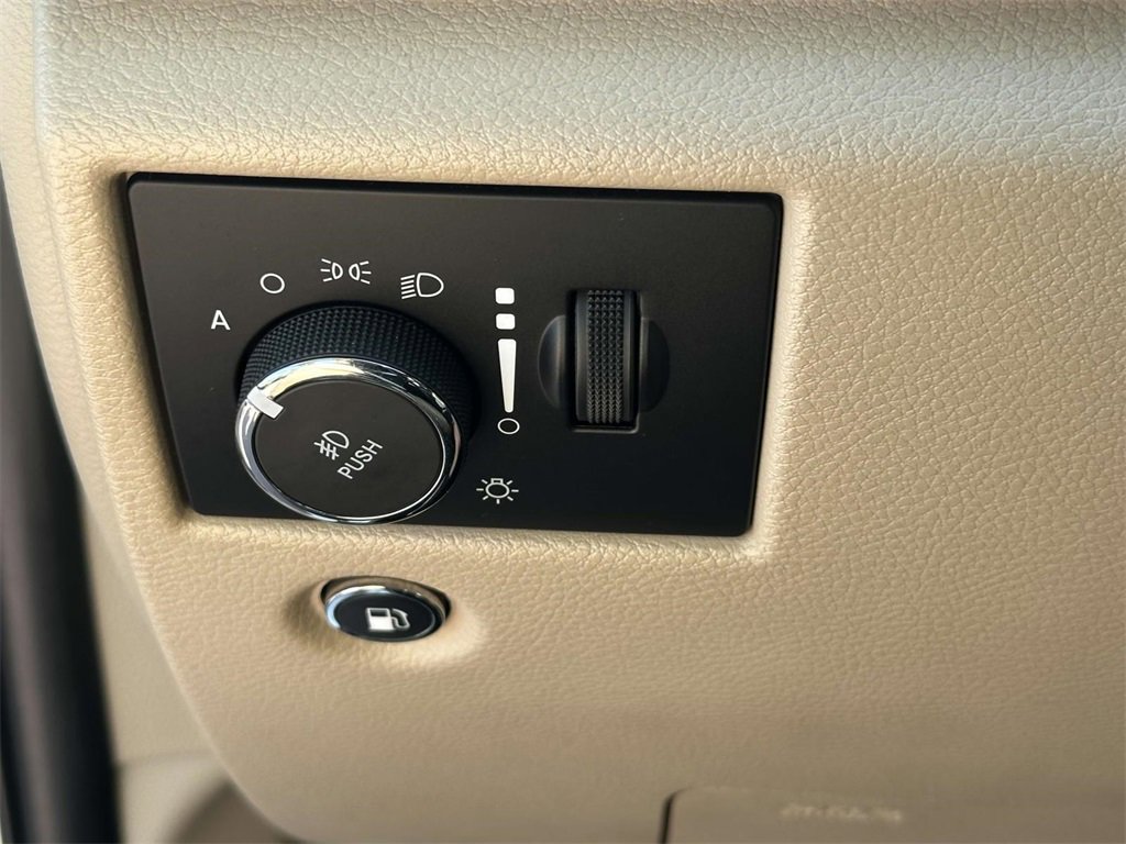 Used 2021 Jeep Grand Cherokee Limited image 17