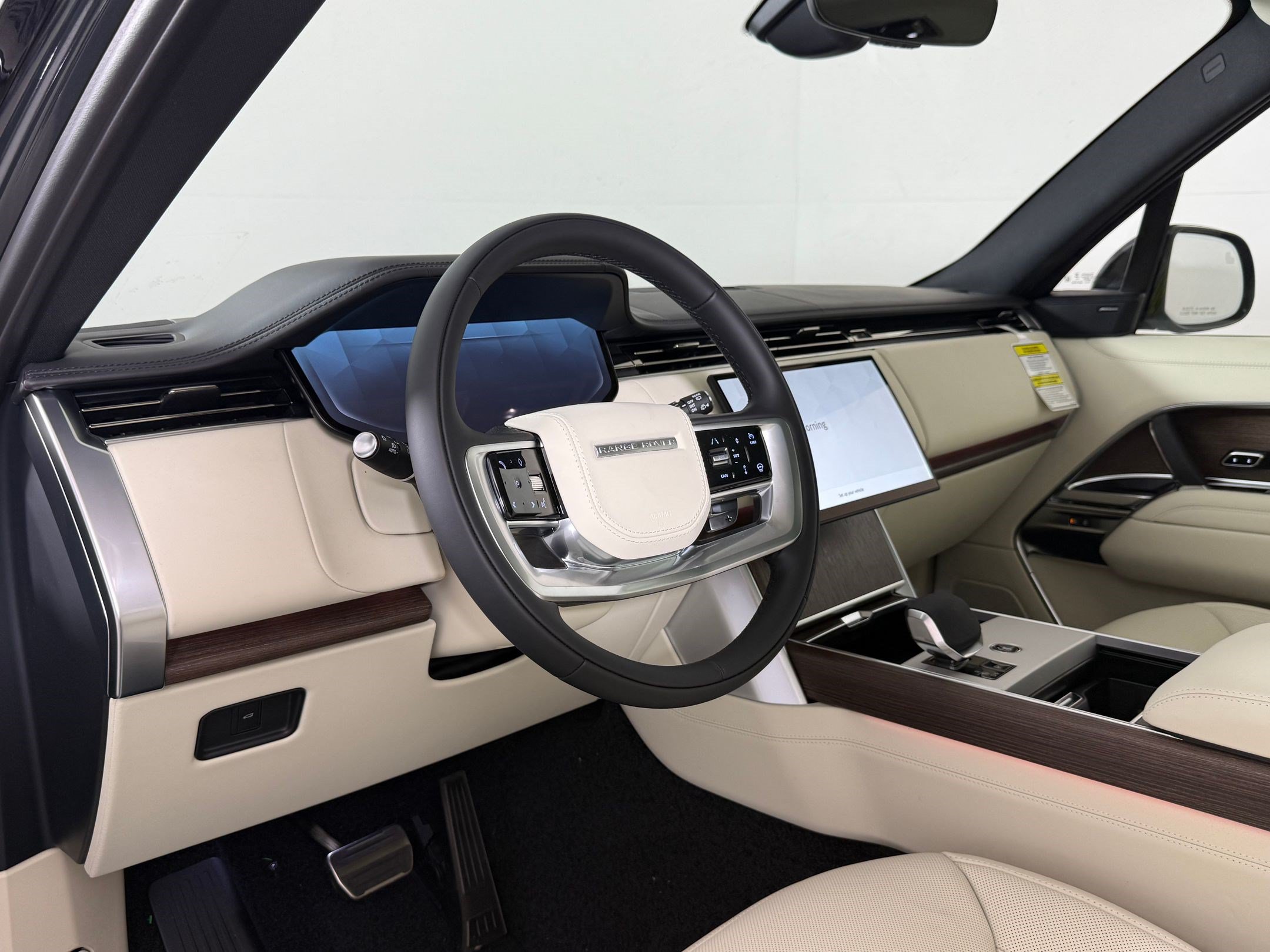 New 2026 Land Rover Range Rover Long Wheelbase SE AWD/4WD image 4