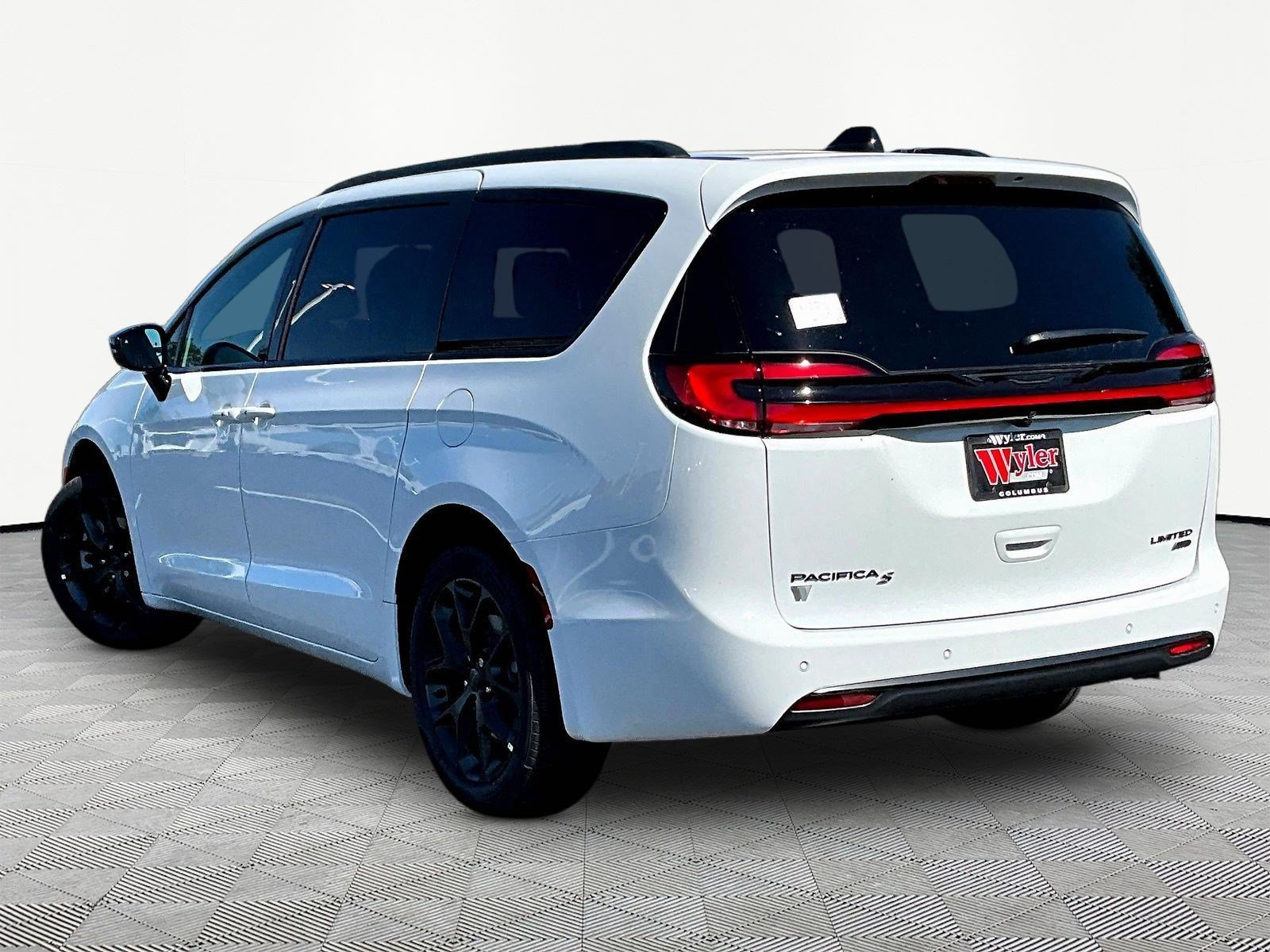 New 2027 Chrysler Pacifica Limited AWD/4WD image 4