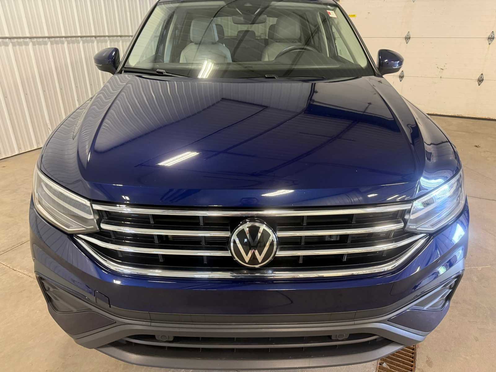 Certified 2024 Volkswagen Tiguan SE w/ Panoramic Sunroof Package AWD/4WD image 3