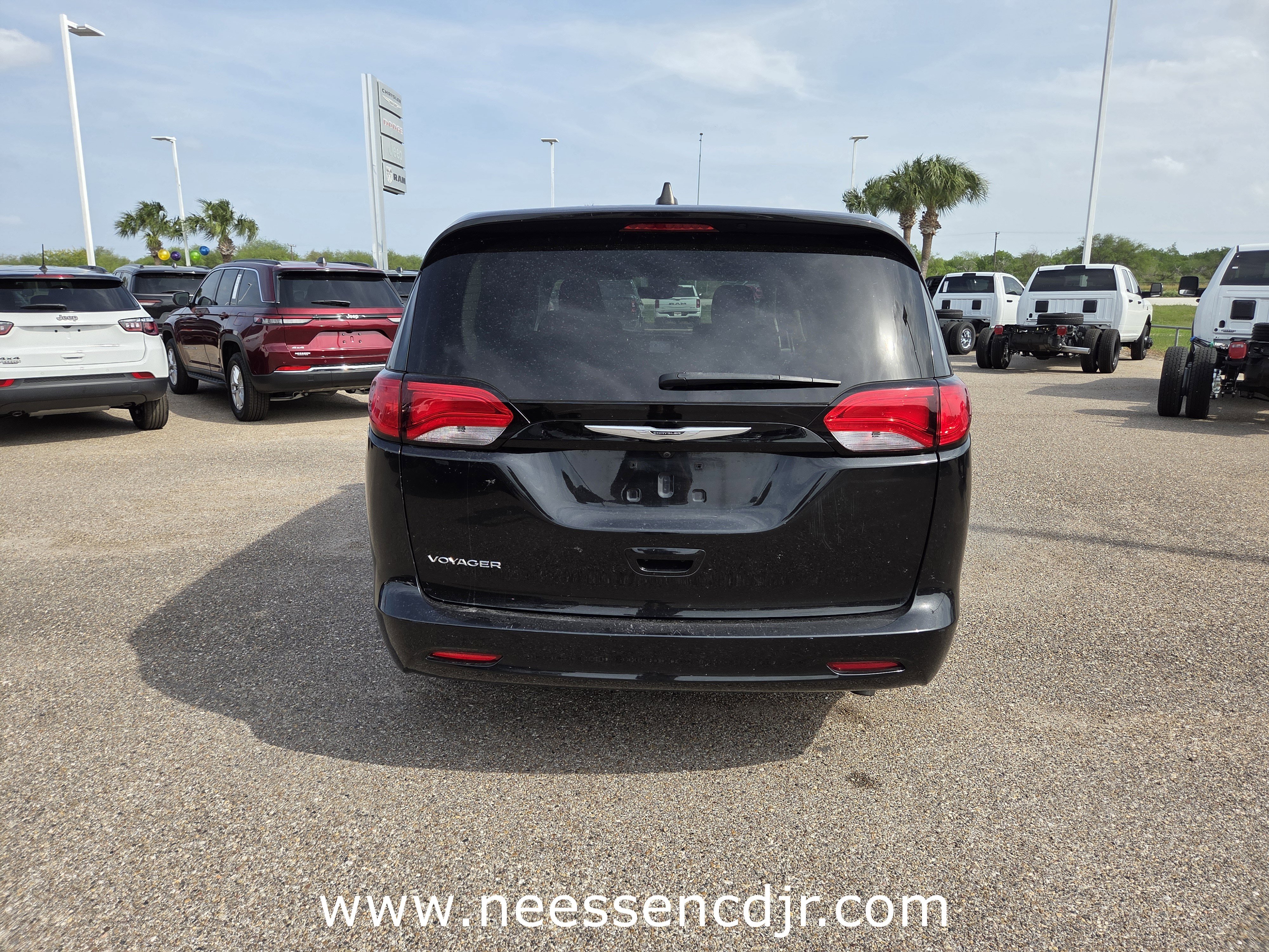 Used 2023 Chrysler Voyager LX image 6