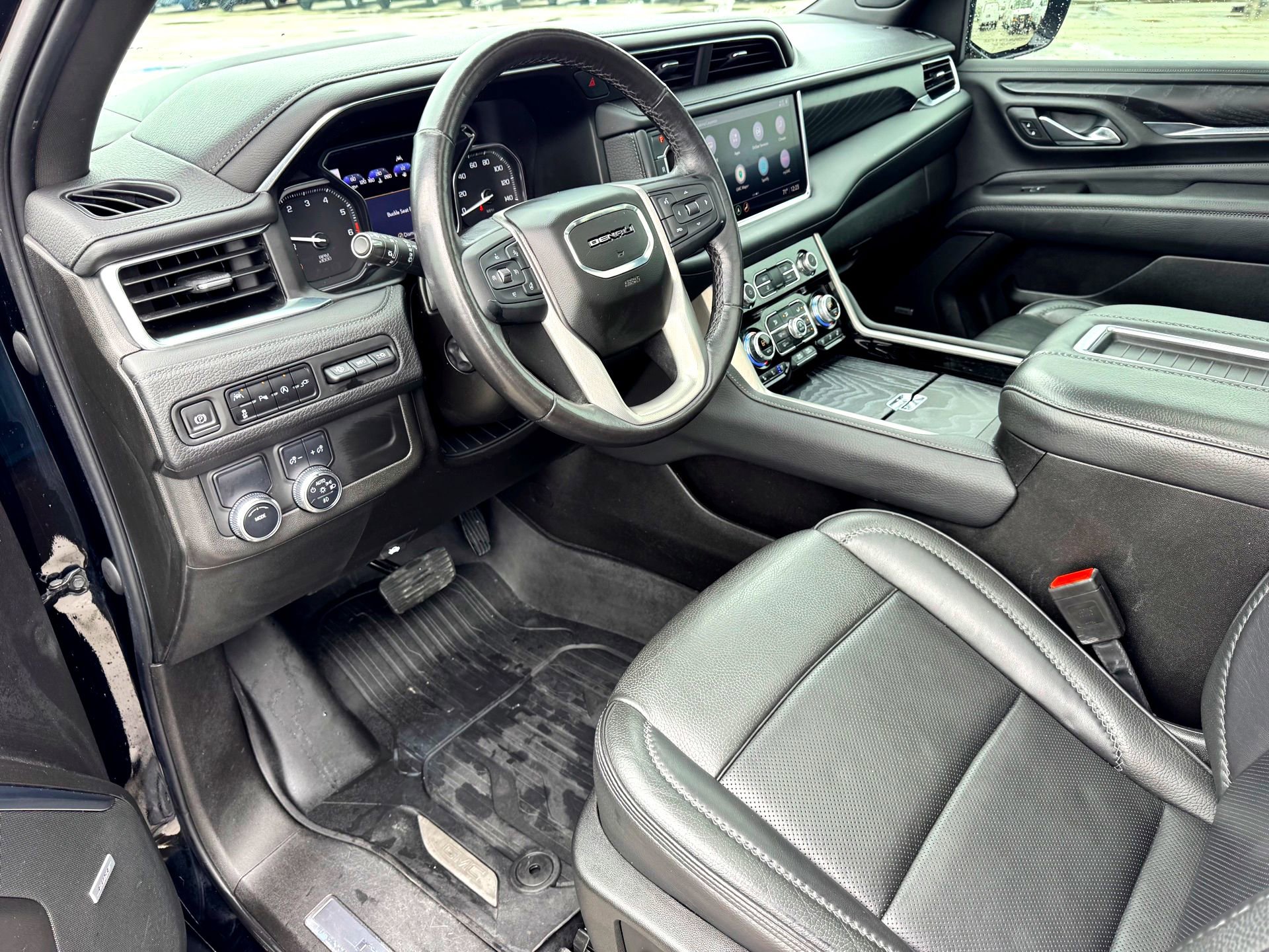 Used 2021 GMC Yukon Denali w/ Denali Premium Package RWD image 11