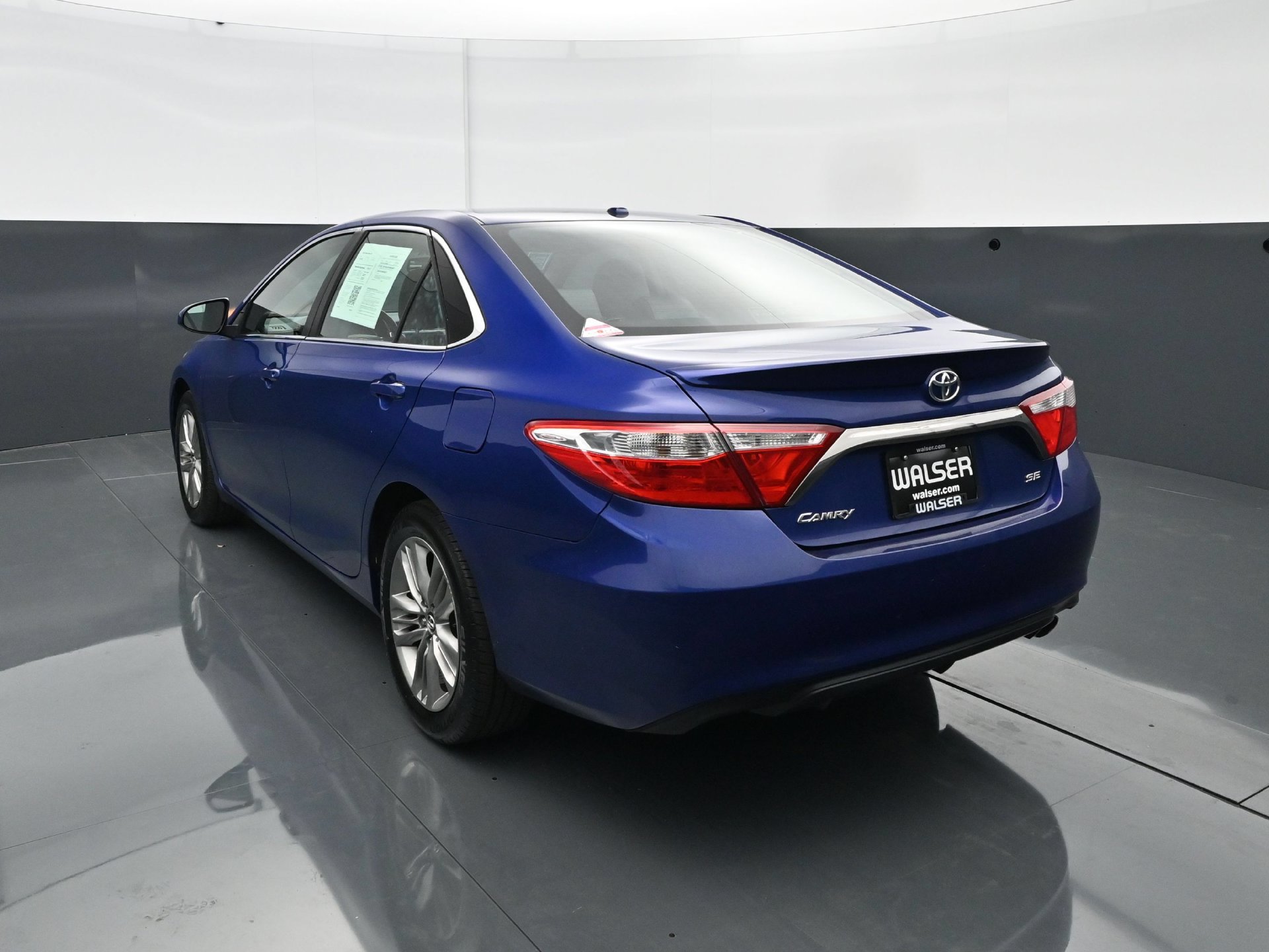 Used 2016 Toyota Camry SE w/ Moonroof Package FWD image 5
