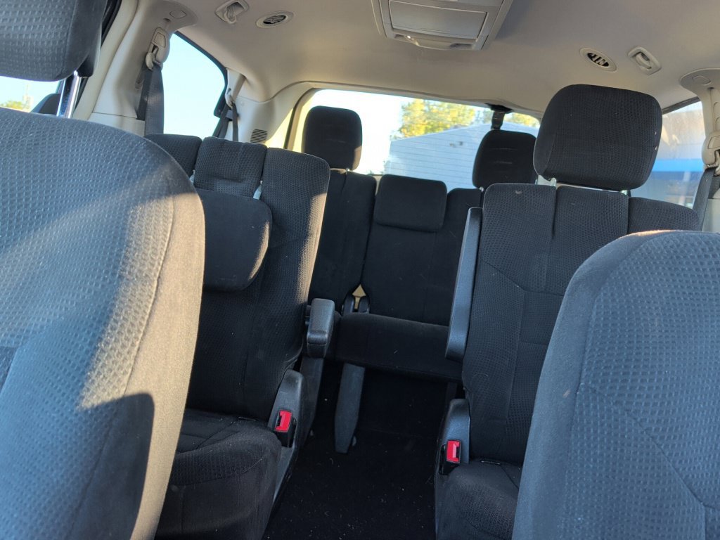 Used 2011 Chrysler Town & Country Touring FWD image 7
