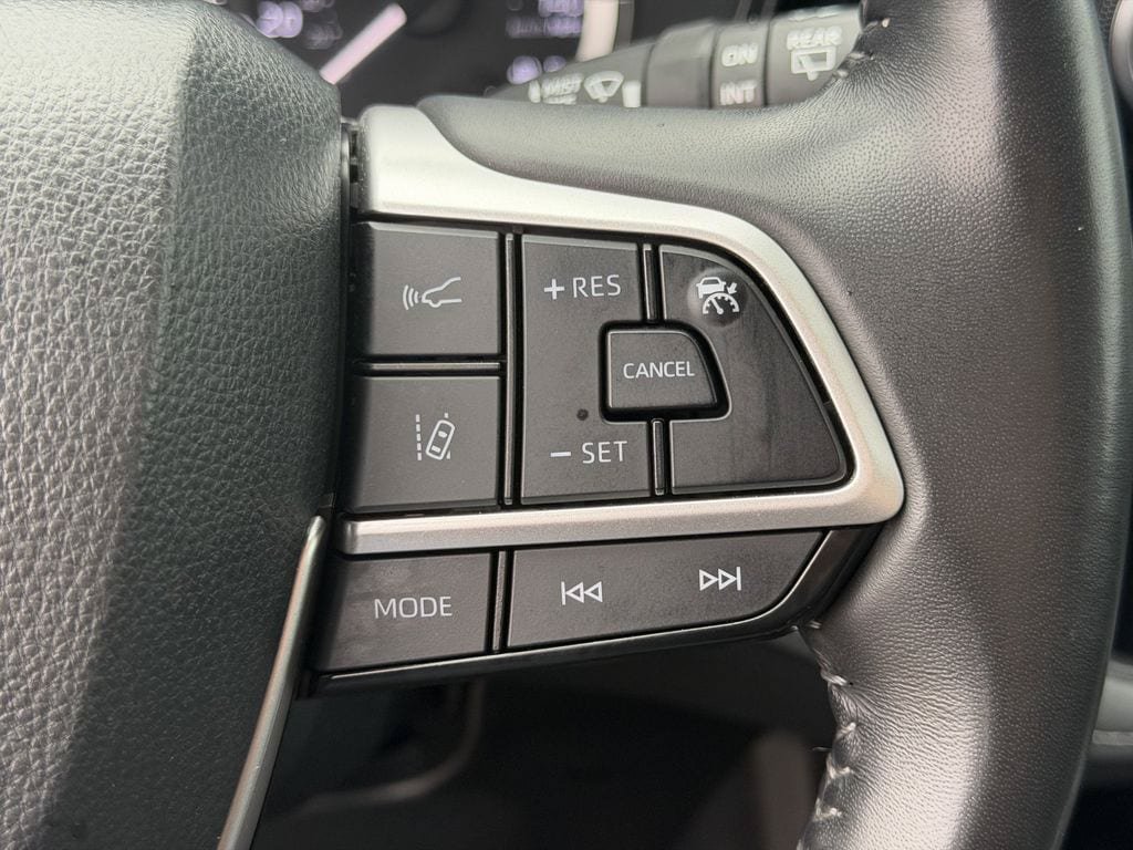 Used 2024 Toyota Highlander LE FWD image 23