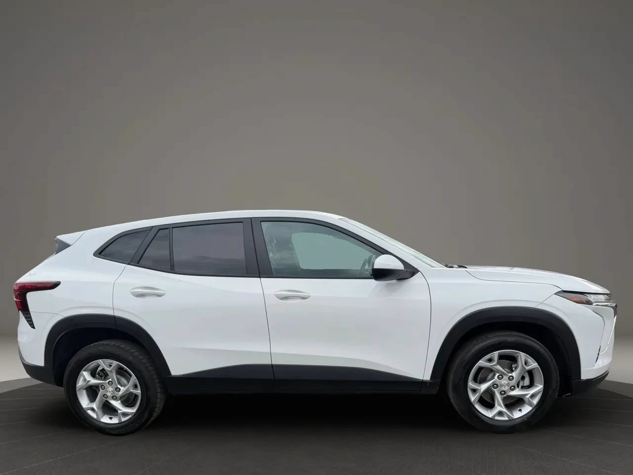 Used 2024 Chevrolet Trax LS w/ LS Convenience Package FWD image 4