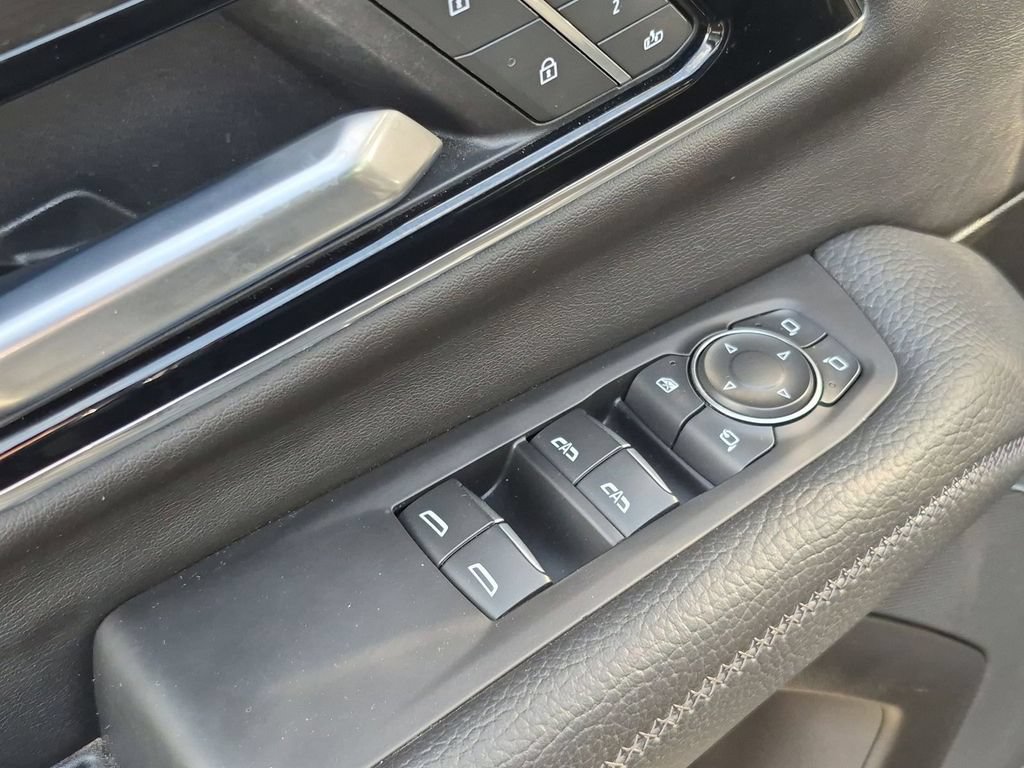 Used 2025 GMC Yukon Denali AWD/4WD image 16