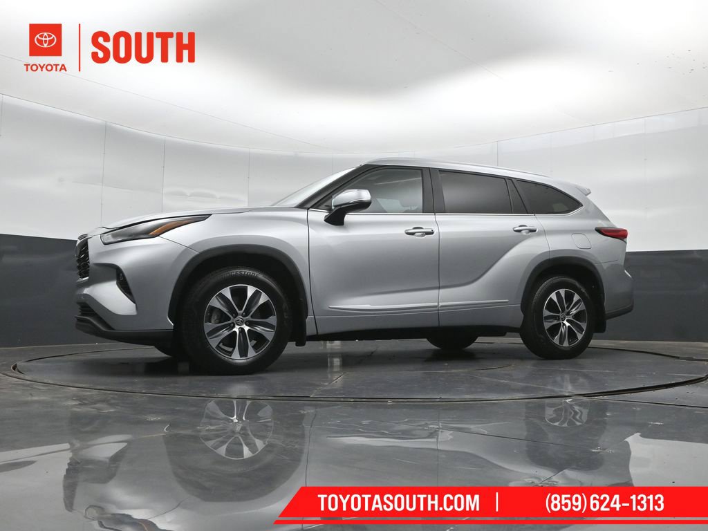 Used 2023 Toyota Highlander XLE AWD/4WD image 45